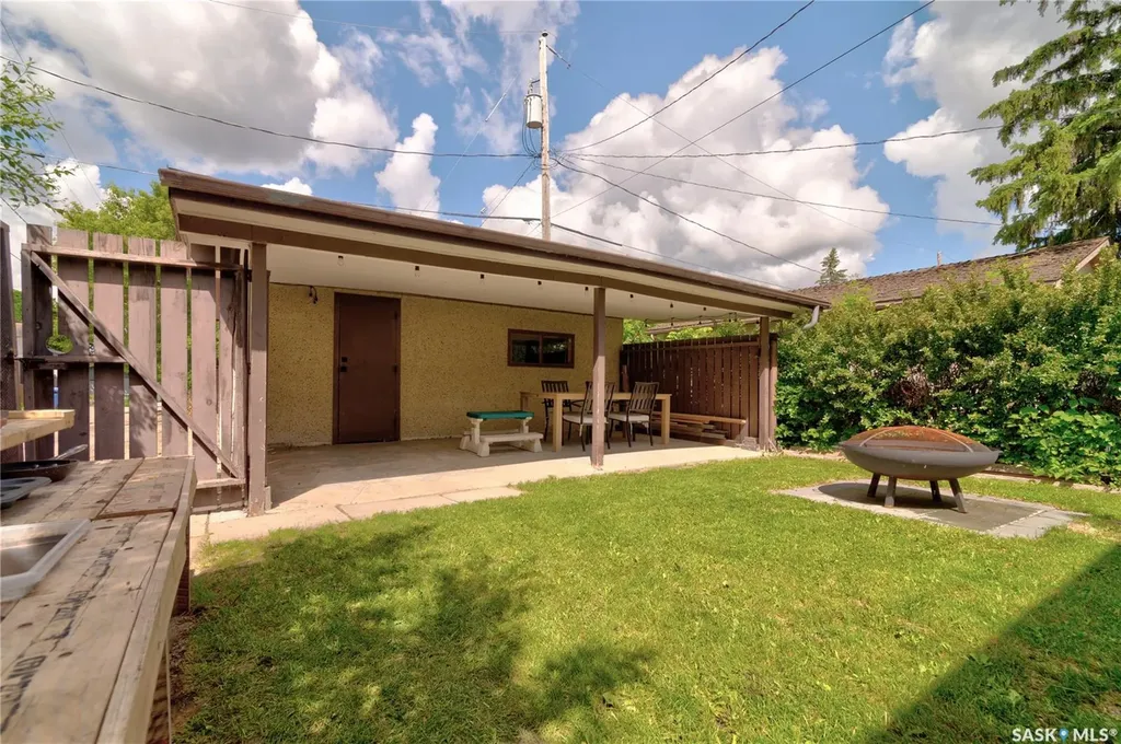 2552 Elliott Street E Regina SK S4N 3H5
