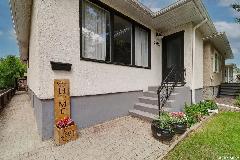 2552 Elliott Street E Regina SK S4N 3H5