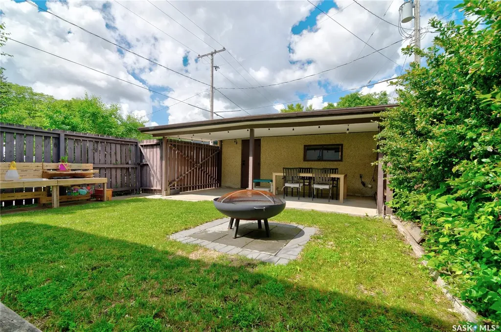 2552 Elliott Street E Regina SK S4N 3H5