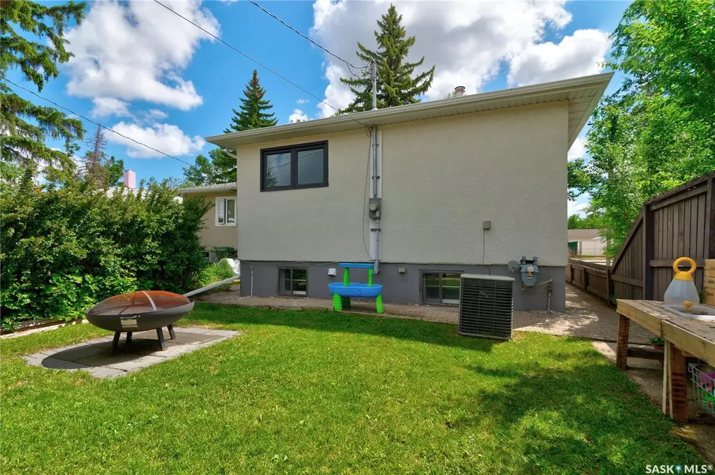 2552 Elliott Street E Regina SK S4N 3H5