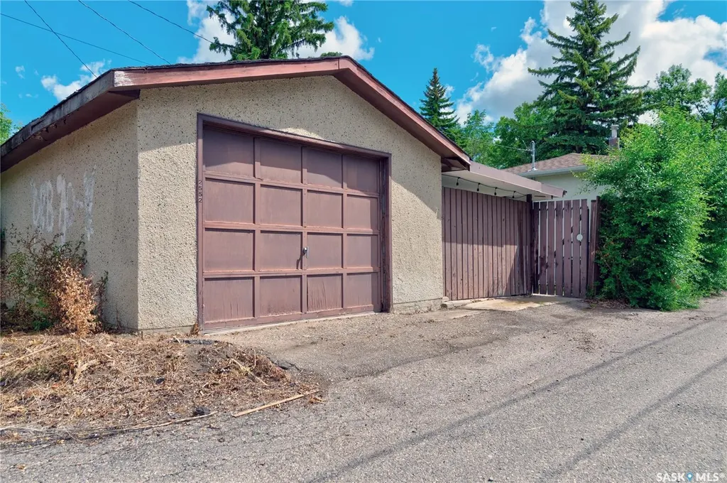 2552 Elliott Street E Regina SK S4N 3H5