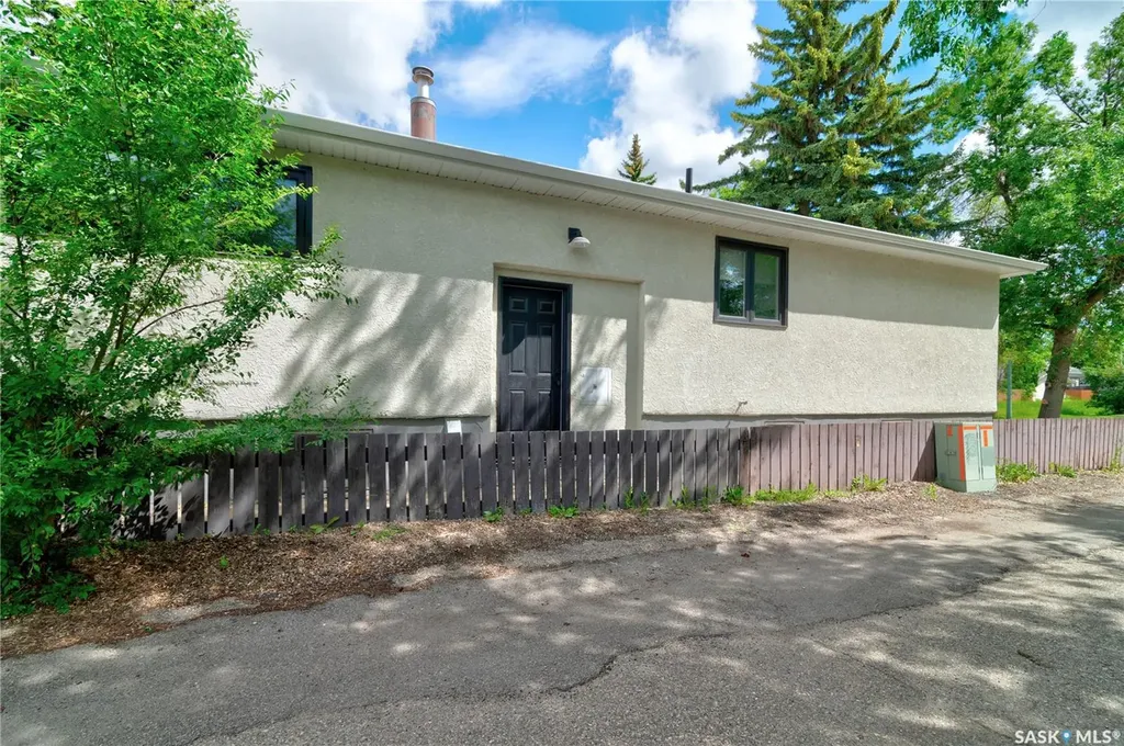 2552 Elliott Street E Regina SK S4N 3H5