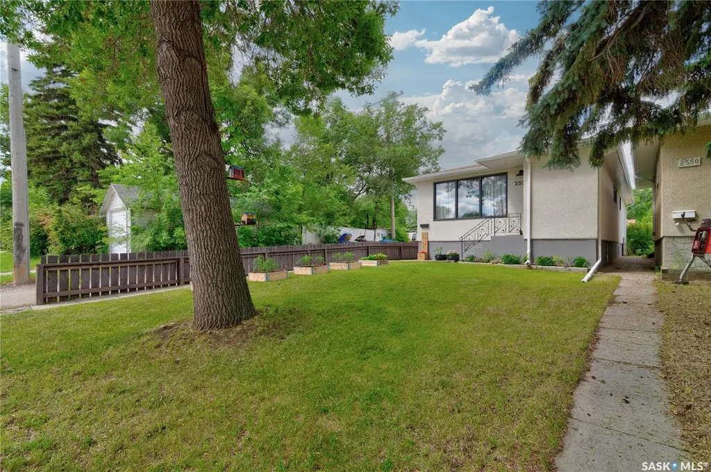 2552 Elliott Street E Regina SK S4N 3H5