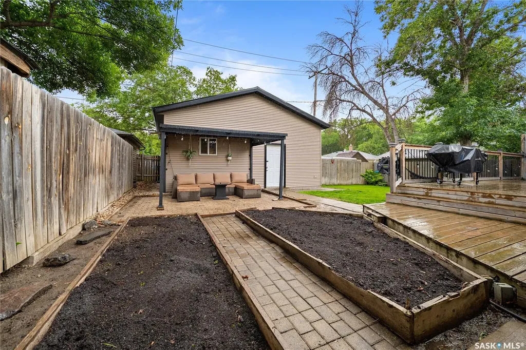 607 E 18th Avenue Regina SK S4N 1E6