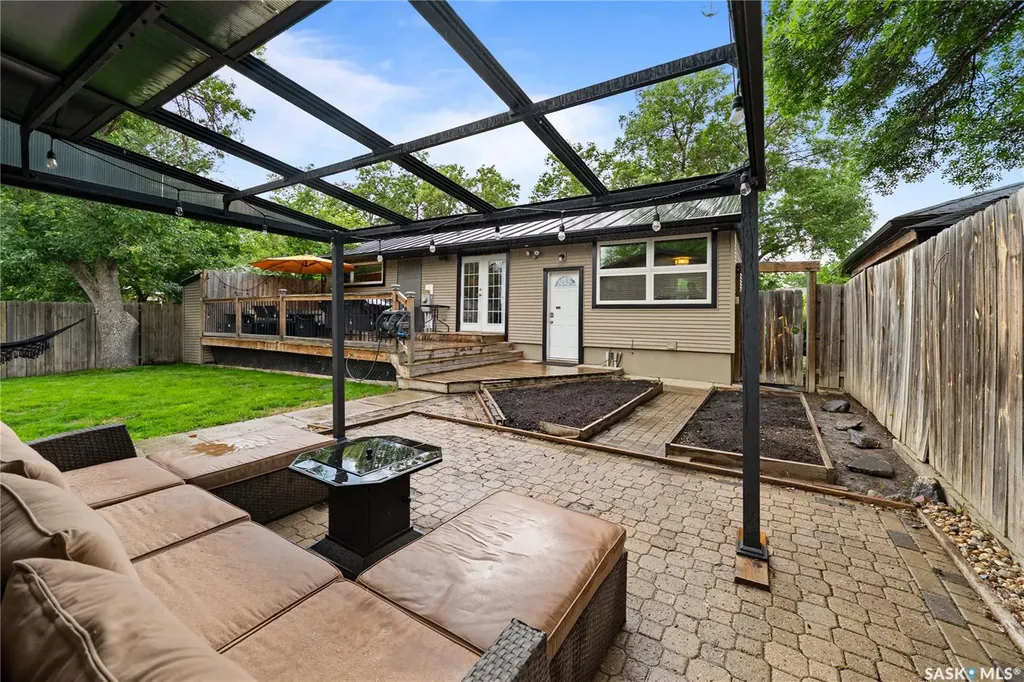 607 E 18th Avenue Regina SK S4N 1E6