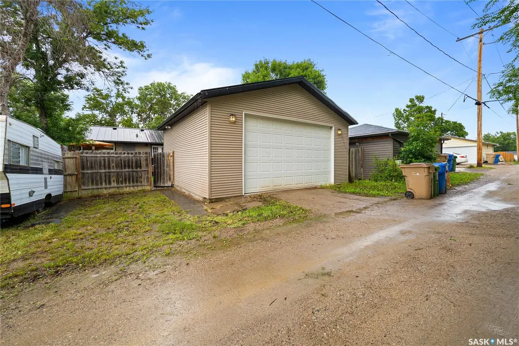 607 E 18th Avenue Regina SK S4N 1E6