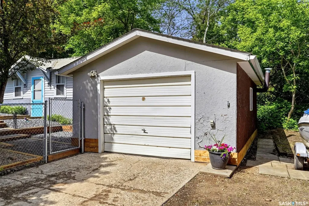 1207 5th Avenue Regina Beach SK S0G 4C0