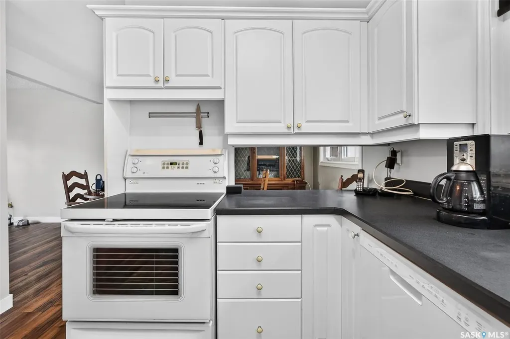 1028 Rorison Avenue Moose Jaw SK S6H 6W5