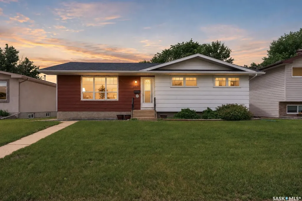 1028 Rorison Avenue Moose Jaw SK S6H 6W5
