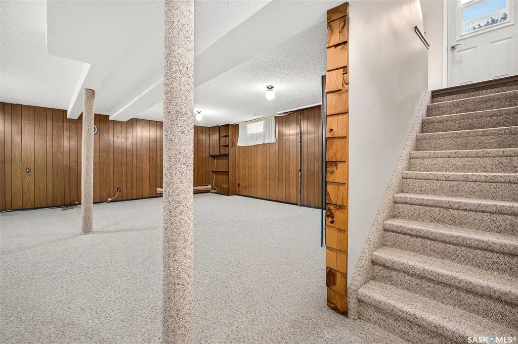 1028 Rorison Avenue Moose Jaw SK S6H 6W5