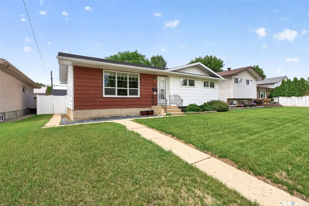 1028 Rorison Avenue Moose Jaw SK S6H 6W5