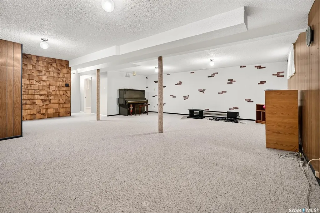 1028 Rorison Avenue Moose Jaw SK S6H 6W5