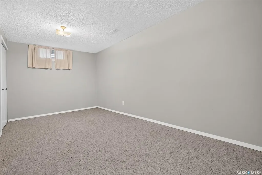 1028 Rorison Avenue Moose Jaw SK S6H 6W5