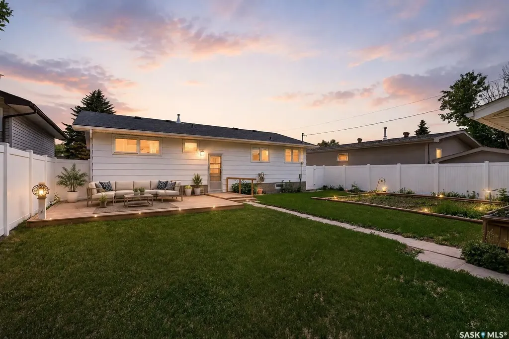 1028 Rorison Avenue Moose Jaw SK S6H 6W5