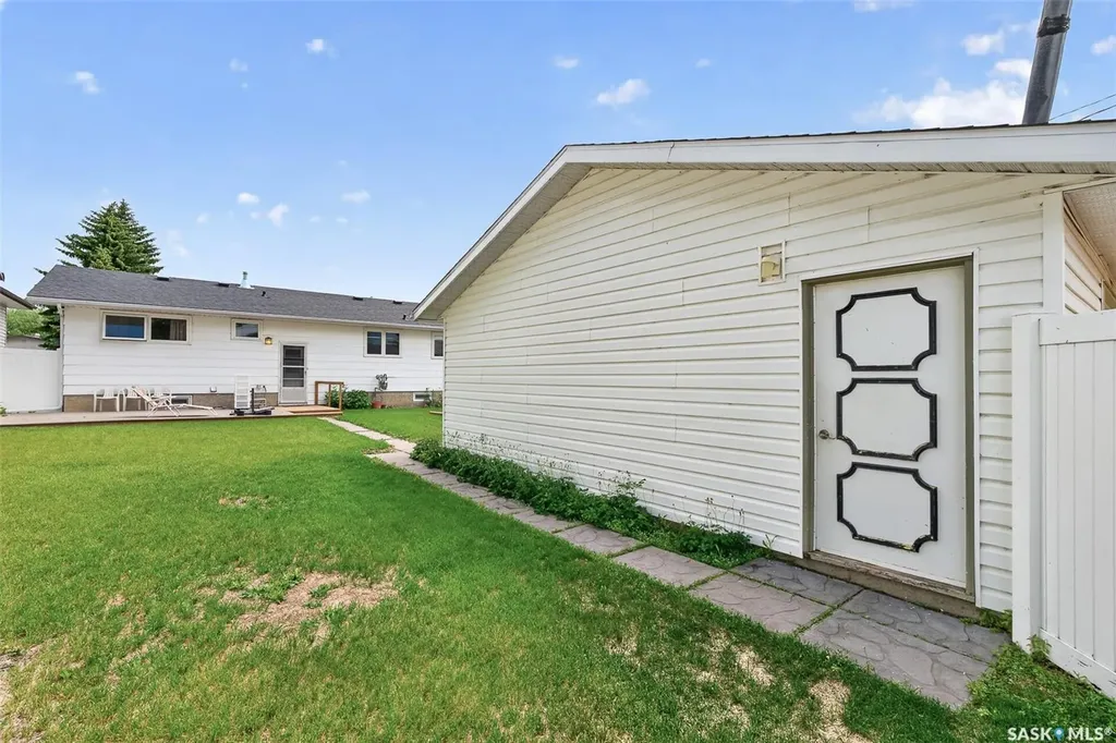 1028 Rorison Avenue Moose Jaw SK S6H 6W5