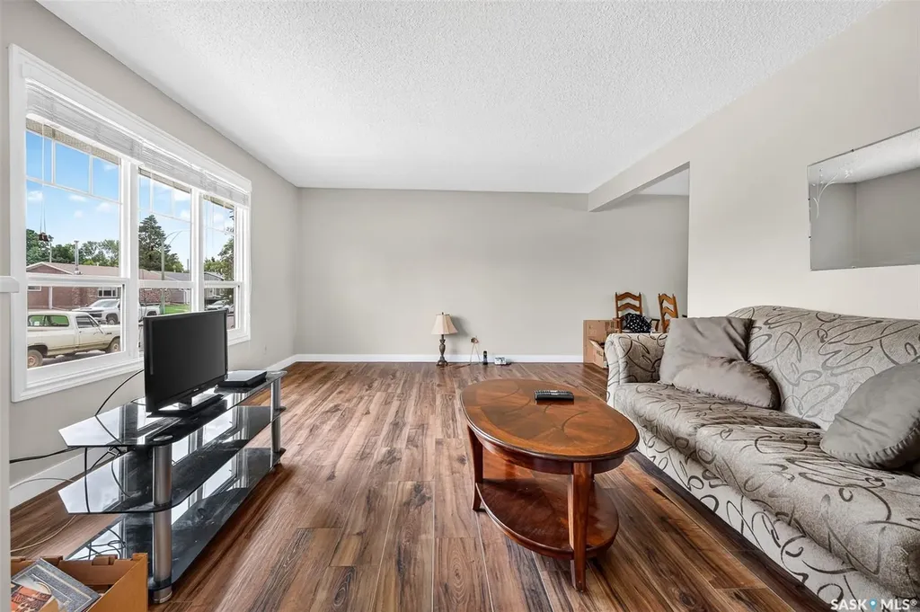1028 Rorison Avenue Moose Jaw SK S6H 6W5