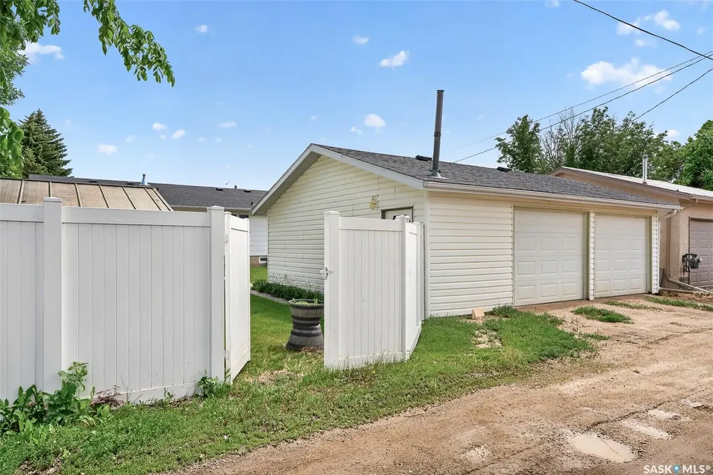 1028 Rorison Avenue Moose Jaw SK S6H 6W5