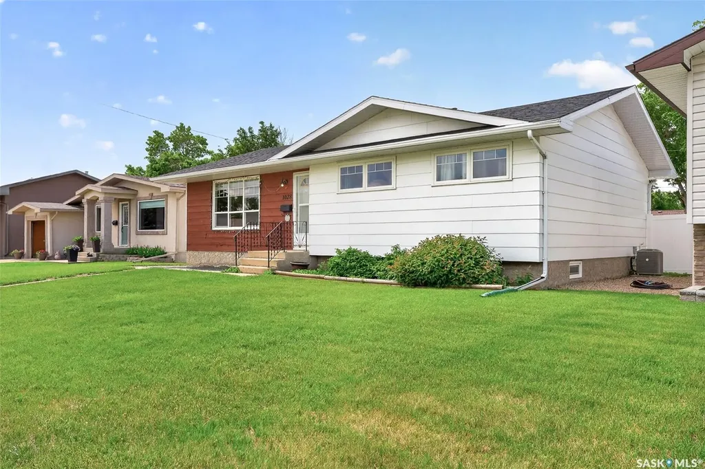 1028 Rorison Avenue Moose Jaw SK S6H 6W5
