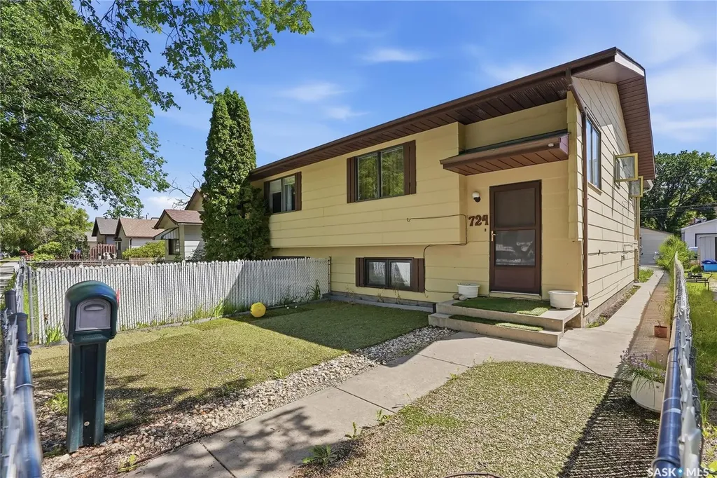 724 M Avenue S Saskatoon SK S7M 2L4