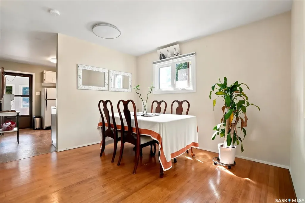 724 M Avenue S Saskatoon SK S7M 2L4