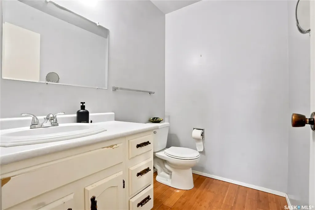 724 M Avenue S Saskatoon SK S7M 2L4