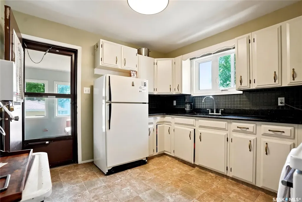 724 M Avenue S Saskatoon SK S7M 2L4