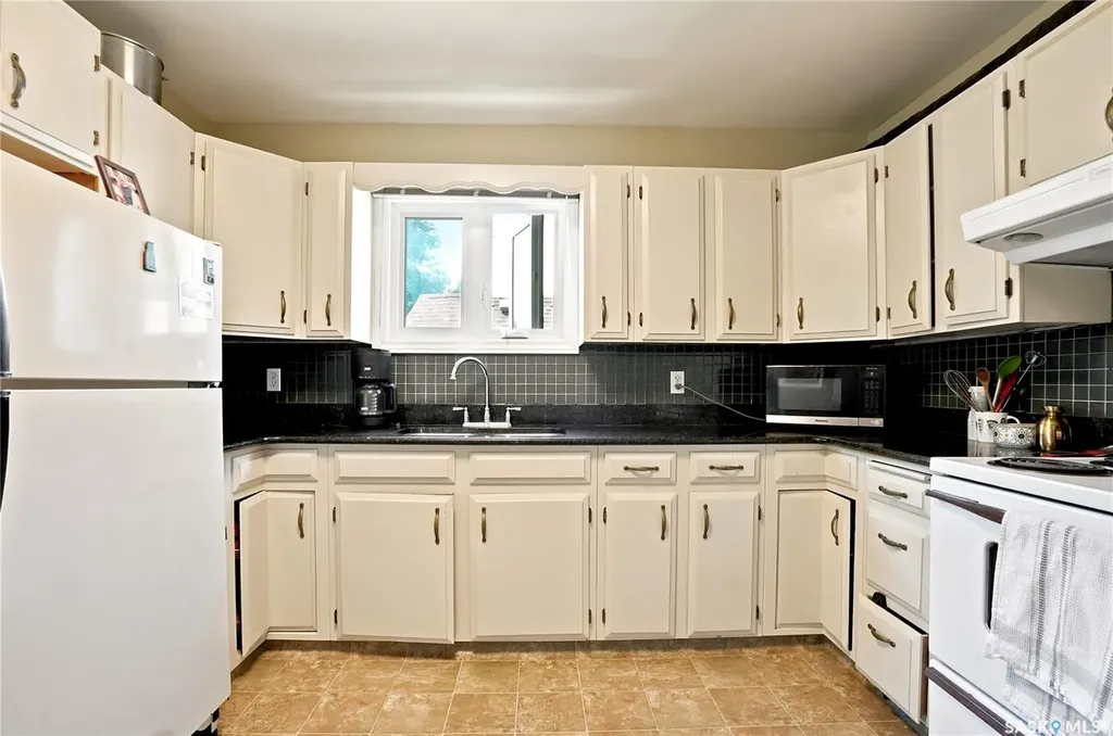 724 M Avenue S Saskatoon SK S7M 2L4