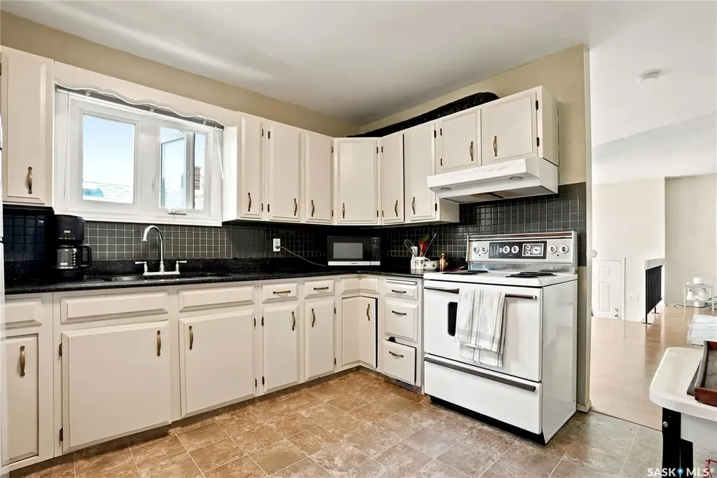 724 M Avenue S Saskatoon SK S7M 2L4