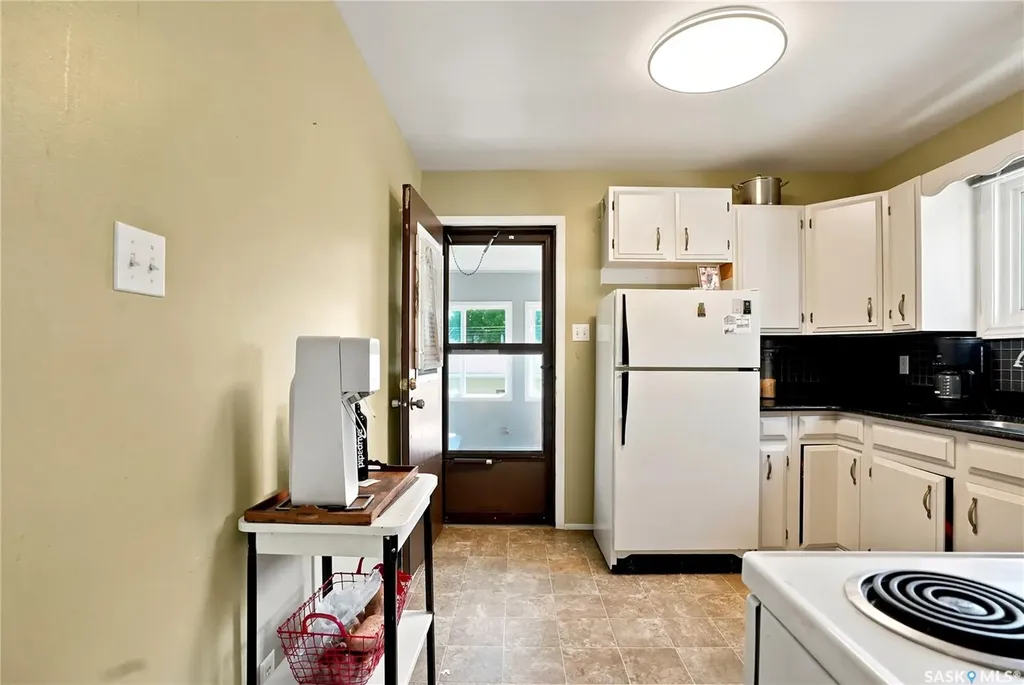 724 M Avenue S Saskatoon SK S7M 2L4