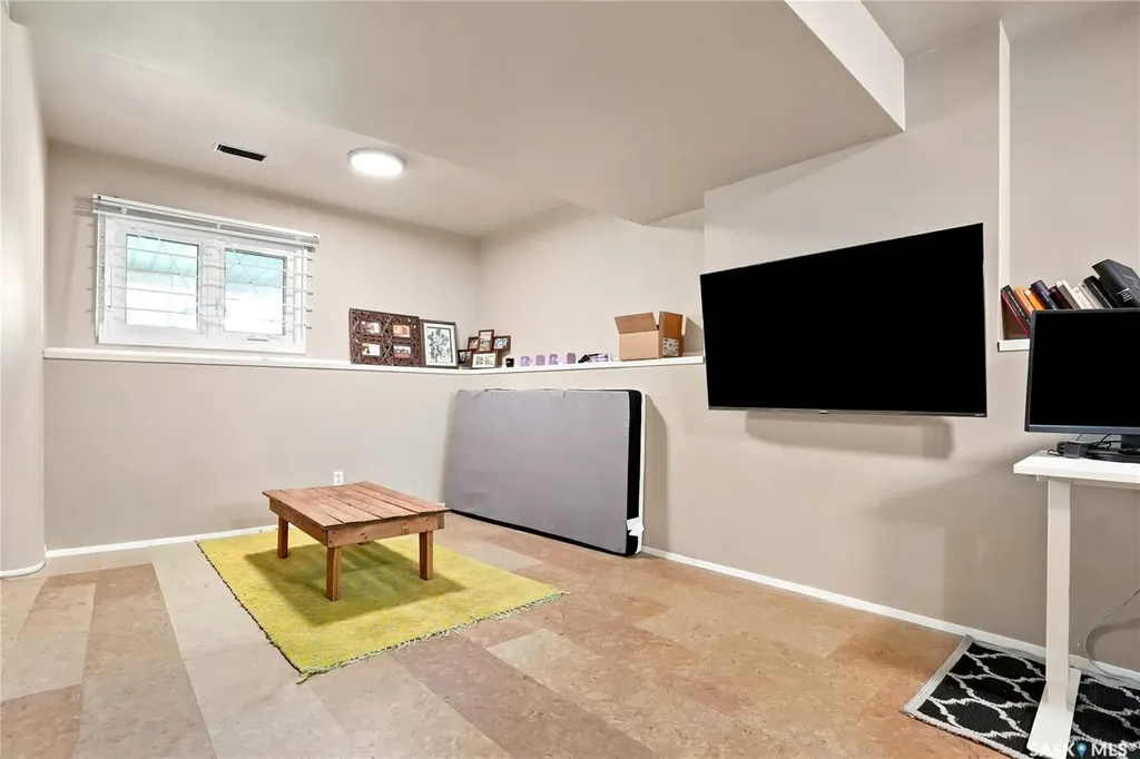 724 M Avenue S Saskatoon SK S7M 2L4