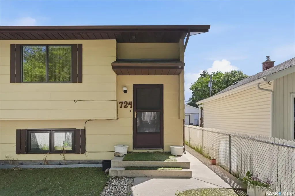 724 M Avenue S Saskatoon SK S7M 2L4