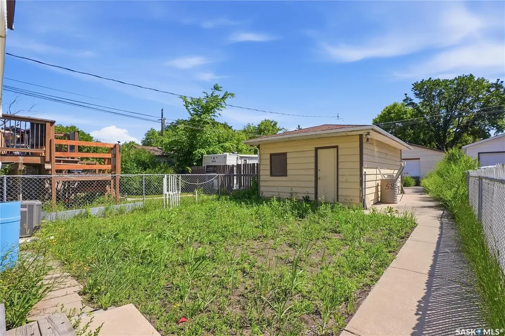 724 M Avenue S Saskatoon SK S7M 2L4