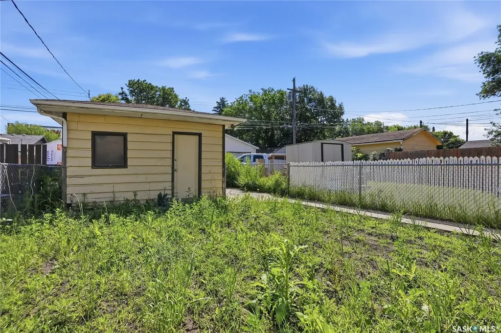 724 M Avenue S Saskatoon SK S7M 2L4