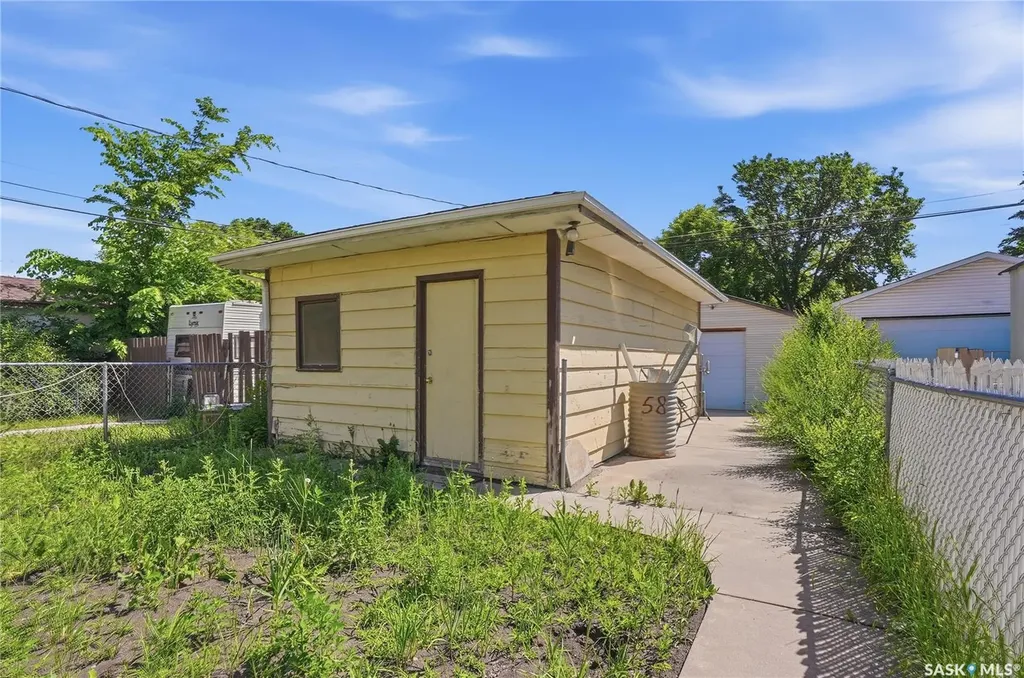 724 M Avenue S Saskatoon SK S7M 2L4