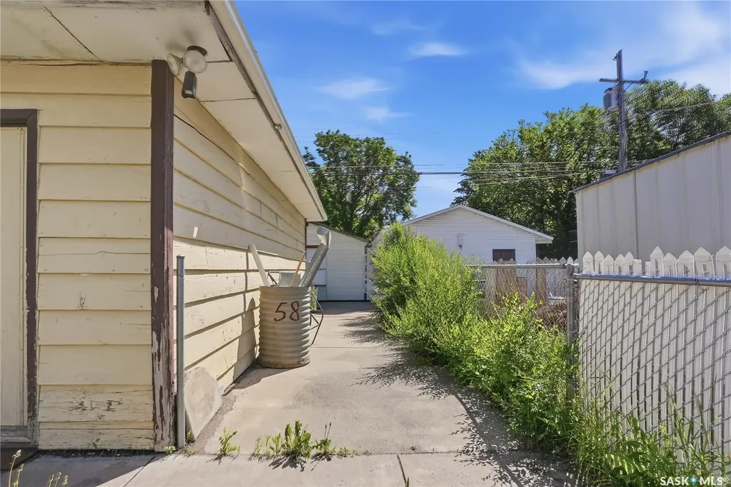 724 M Avenue S Saskatoon SK S7M 2L4