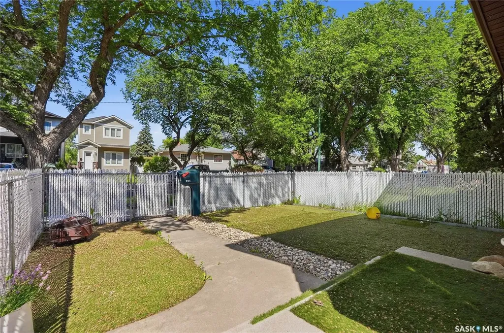 724 M Avenue S Saskatoon SK S7M 2L4