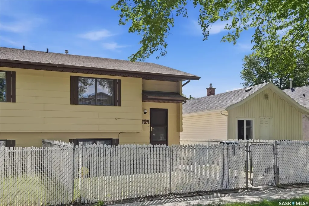724 M Avenue S Saskatoon SK S7M 2L4
