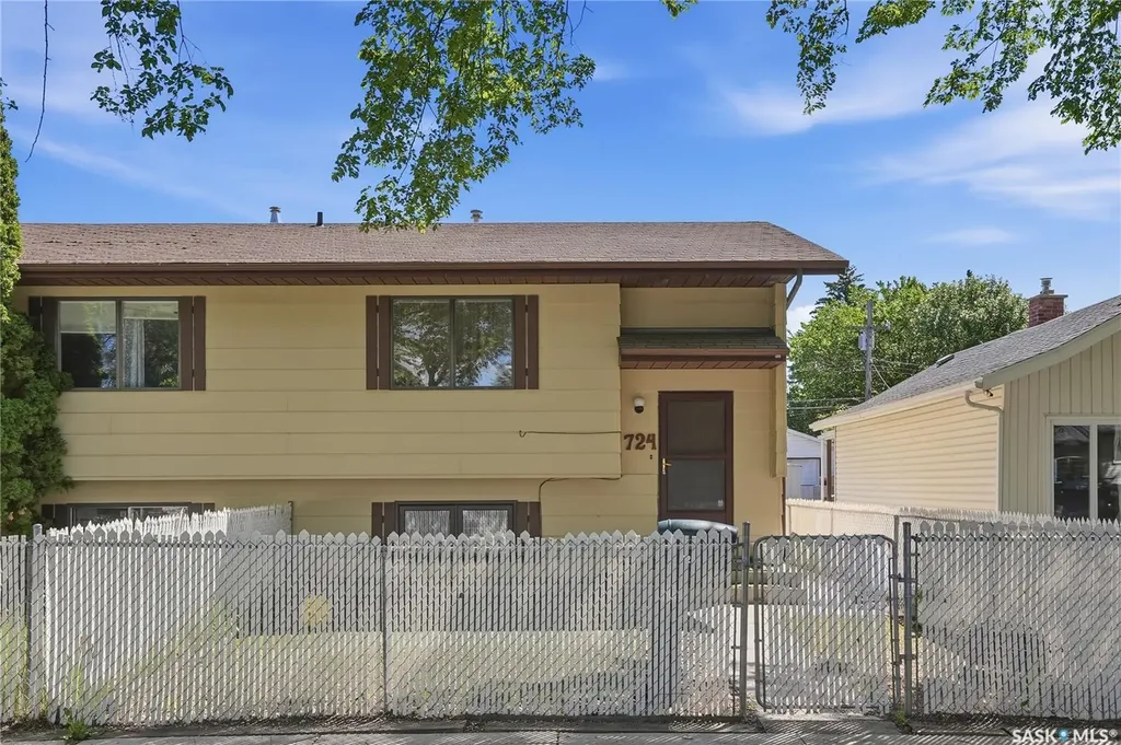 724 M Avenue S Saskatoon SK S7M 2L4