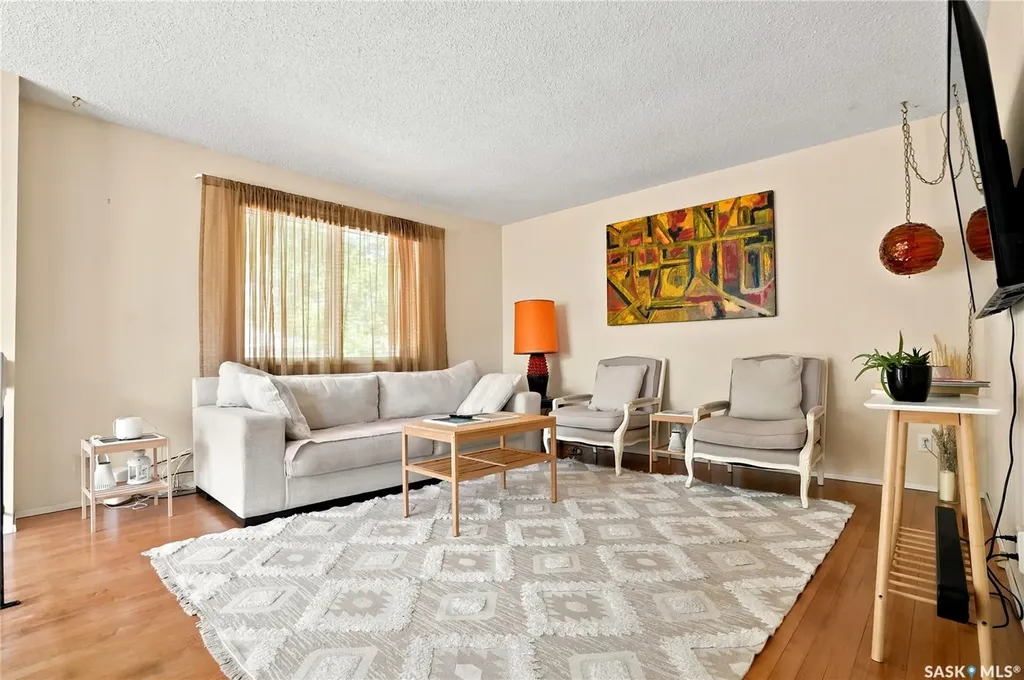 724 M Avenue S Saskatoon SK S7M 2L4