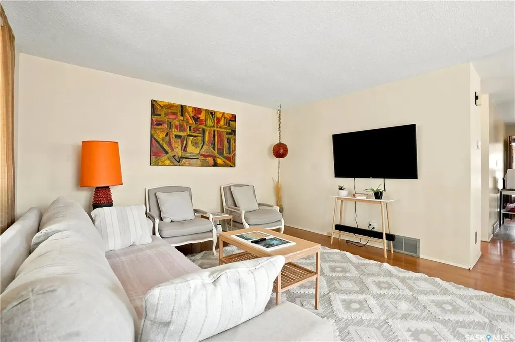 724 M Avenue S Saskatoon SK S7M 2L4