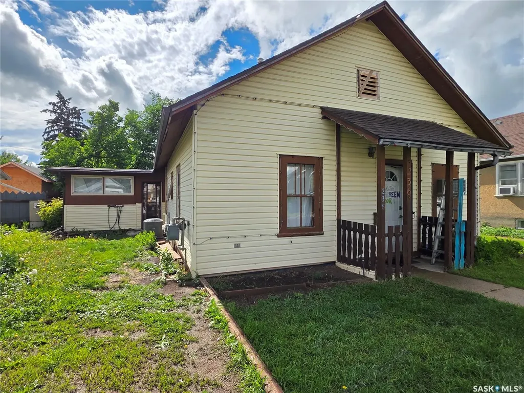 236 6th Avenue NE Swift Current SK S9H 2M2