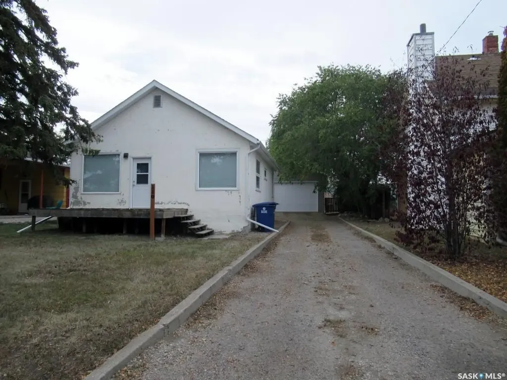 110 7th Avenue W Kindersley SK S0L 1S0