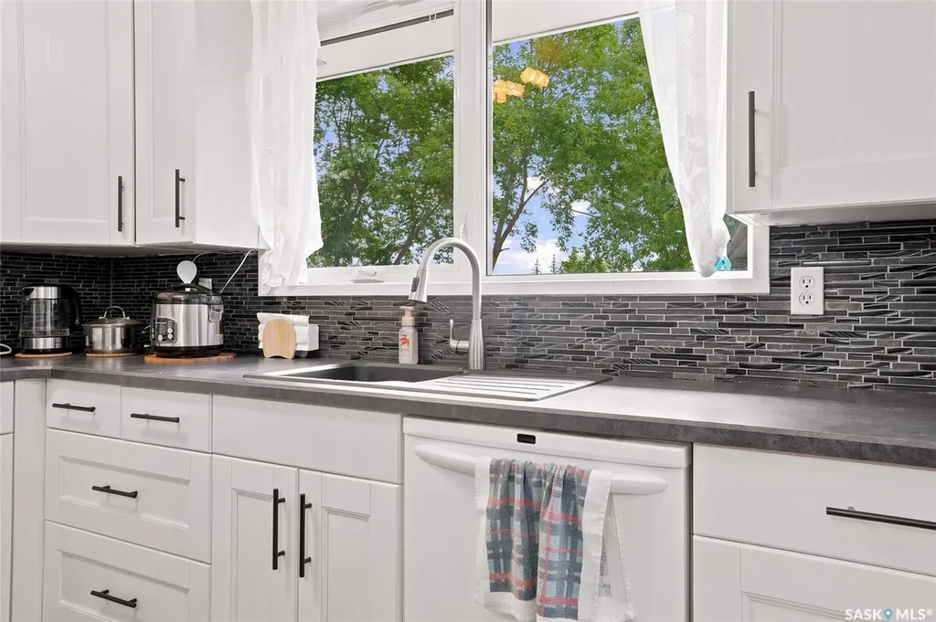 242 Haviland Crescent Saskatoon SK S7L 5A7