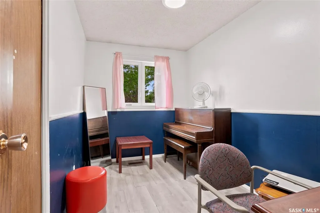 242 Haviland Crescent Saskatoon SK S7L 5A7