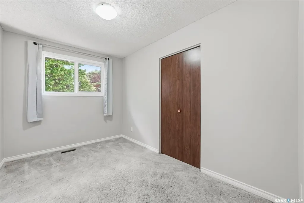 106 Sclandens Place Saskatoon SK S7M 4C4