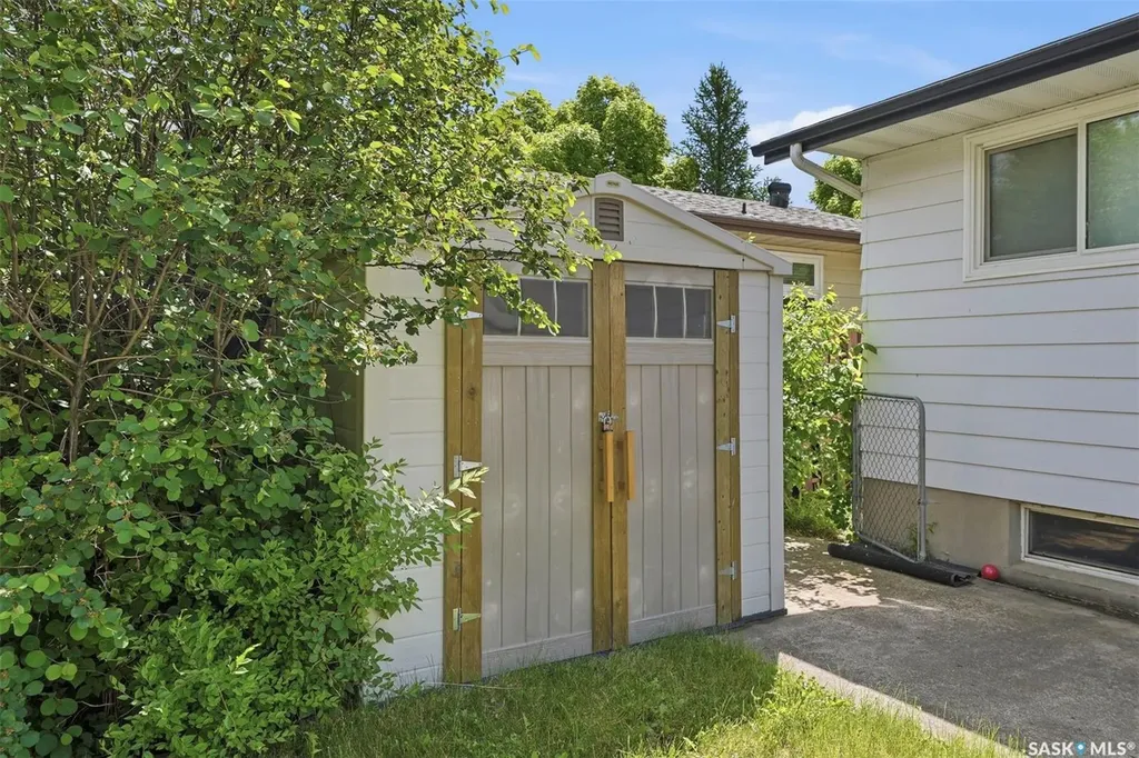106 Sclandens Place Saskatoon SK S7M 4C4