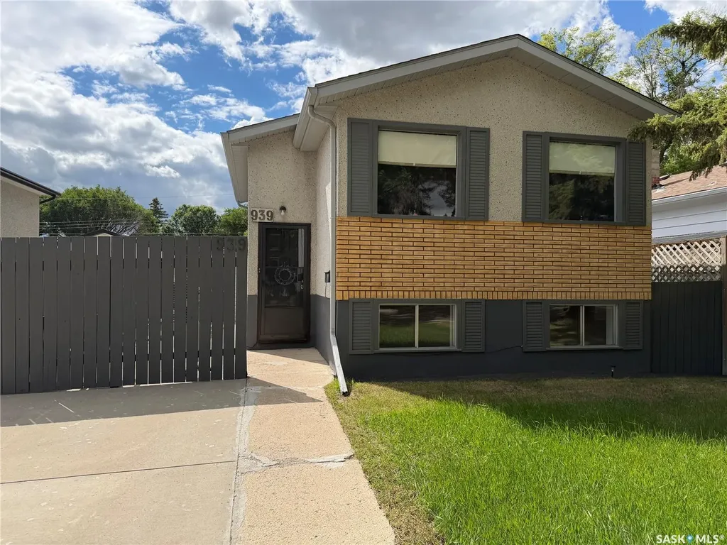 939 J Avenue N Saskatoon SK S7L 2L1
