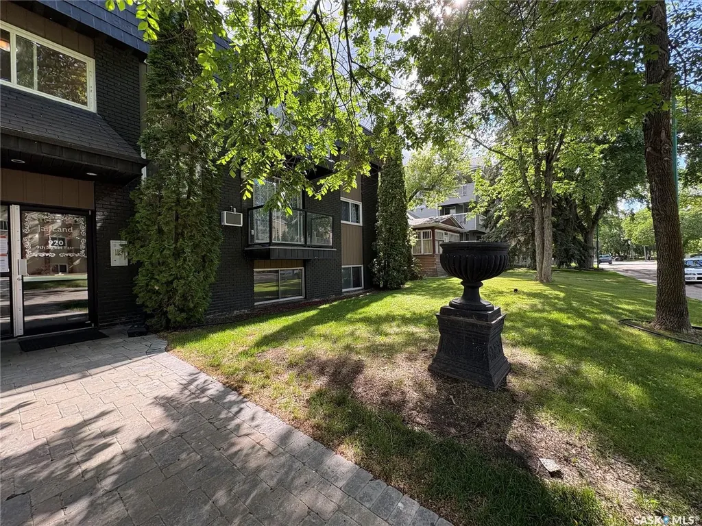 920 9th Street E Saskatoon SK S7H 0N1