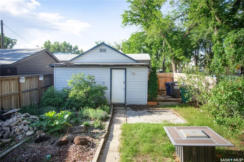 1102 19th Street W Saskatoon SK S7M 1C4