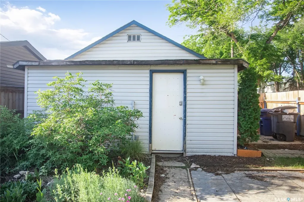 1102 19th Street W Saskatoon SK S7M 1C4